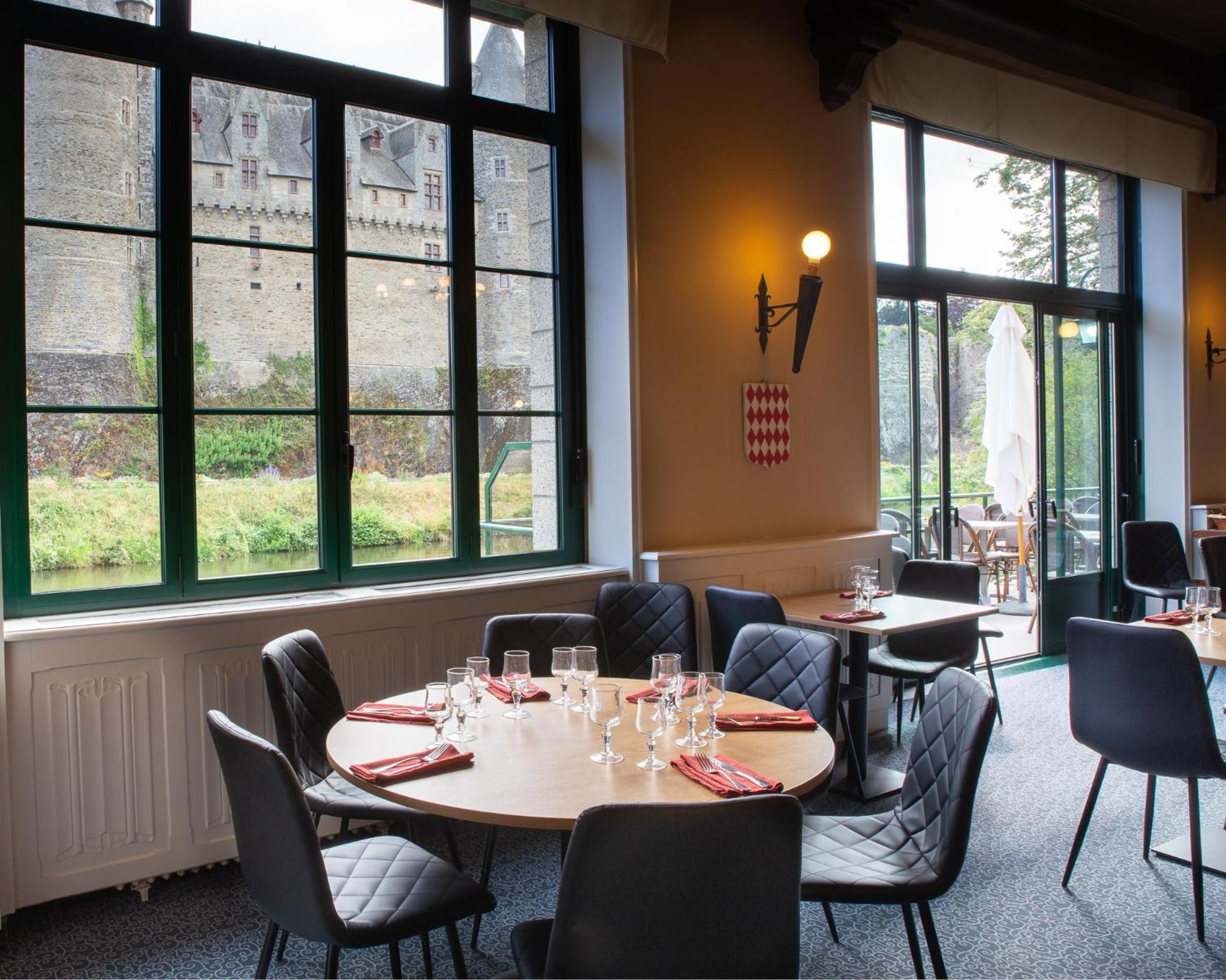 Hotel Restaurant Du Chateau Josselin Exterior photo